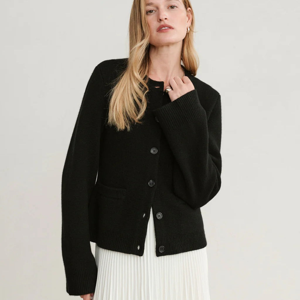 Karolína – Pletený luxus v minimalistickém stylu